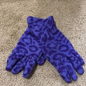 Old Navy size child small/ medium gloves. Purple leopard